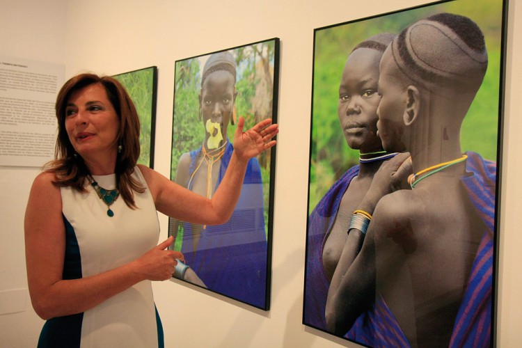 Una exposición se acerca a la tribu africana de los Surmas