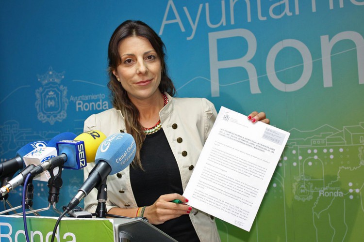 La alcaldesa muestra el informe que posibilita la segregación de Serrato y Montecorto