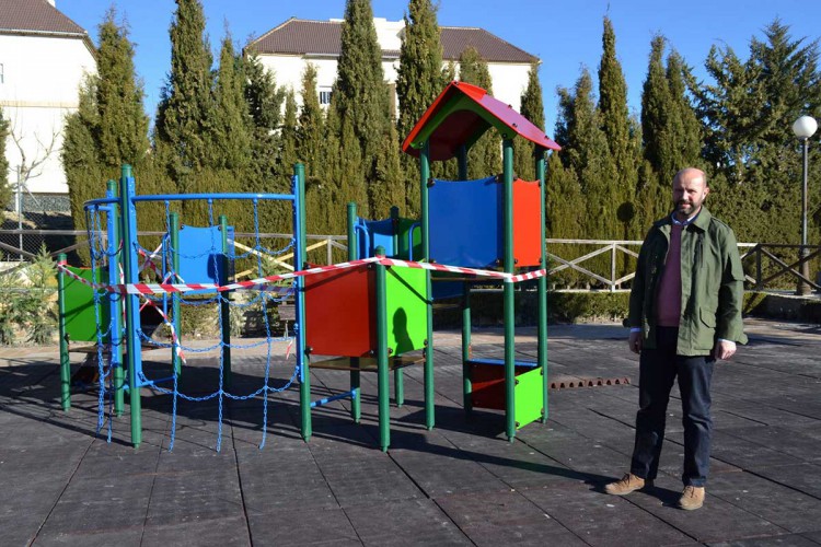 Parques y Jardines restaura el parque de la barriada Almocábar con una inversión de 11.000 euros
