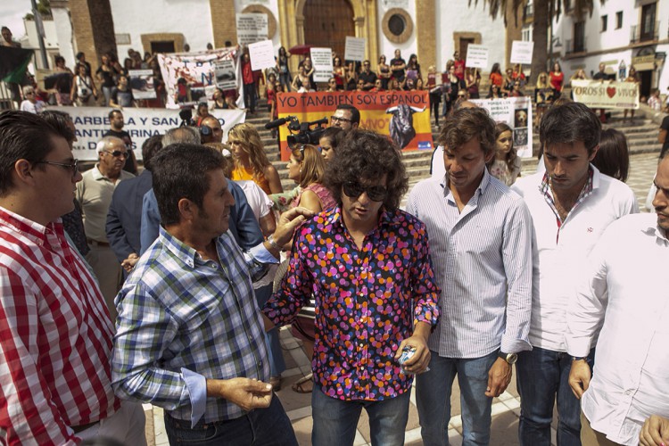 Morante sorprende en la manifestación antitaurina