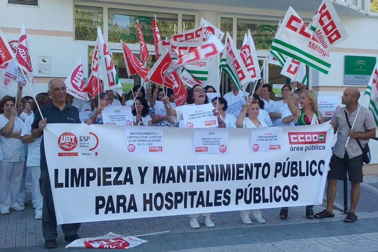 Concentración de trabajadores del Hospital para exigir que se mantenga la plantilla de limpieza y mantenimiento