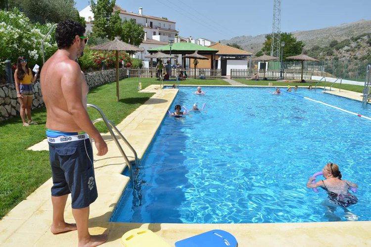 Parauta ofrece a sus vecinos una campaña gratuita de natación en su piscina municipal