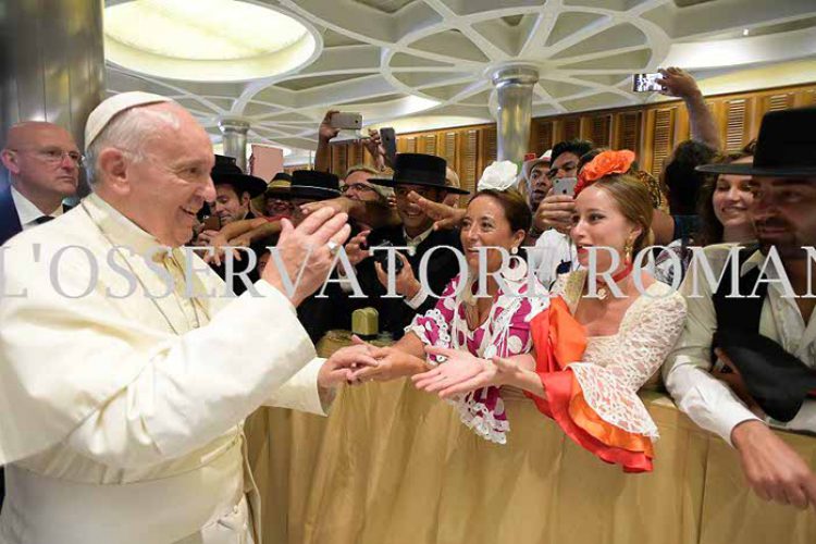 El Papa Francisco saludó a los miembros de los Coros y Danzas de Ronda en una recepción en el Vaticano