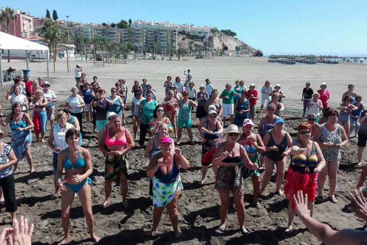 Más de 300 personas mayores de la Serranía participan en un programa de actividades en la playa