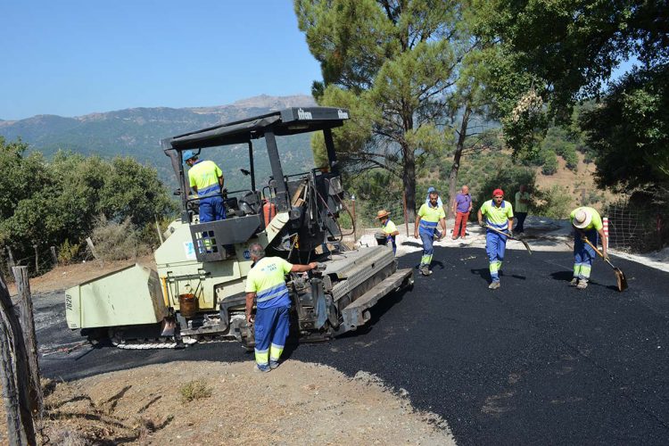 Jubrique acomete los trabajos de asfaltado de la circunvalación de la Ermita del Chorrillo