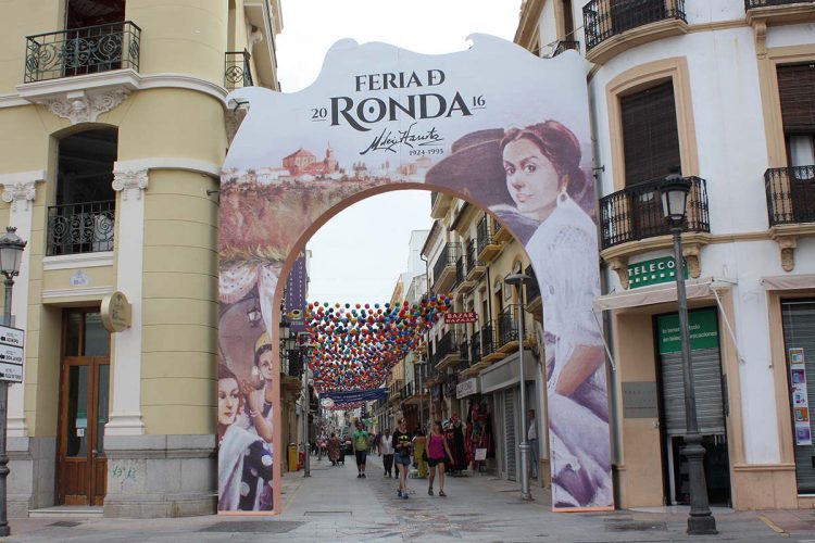 Ronda ya luce su portada oficial de la Feria de Pedro Romero en la calle Espinel