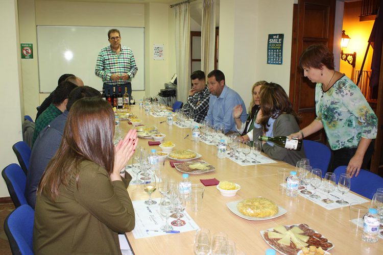 Apymer y Milamores explican a los periodistas con una cata las variedades y la calidad de los vinos de Ronda
