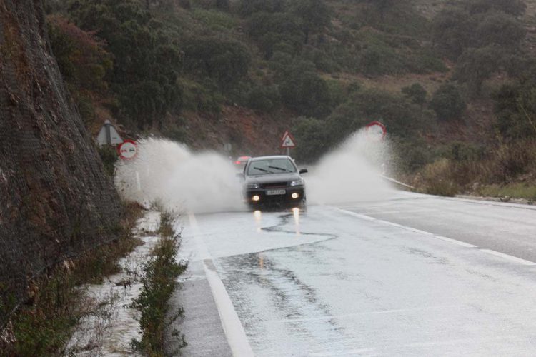 El temporal de lluvia provoca un importante desprendimiento de rocas y tierra en la carretera Ronda-San Pedro