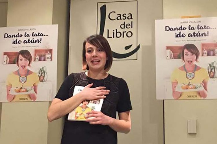 La cantante María Villalón presenta en Málaga su libro de recetas ‘Dando la lata… ¡de atún!’