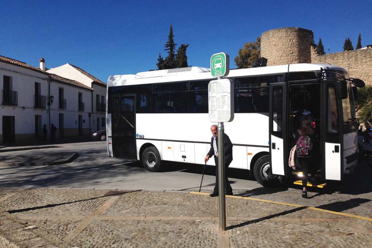 El Ayuntamiento establece tres líneas especiales de autobús para ir al Real de Feria