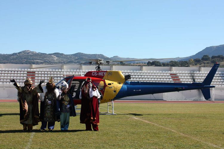 Los Reyes Magos aterrizan en helicóptero para saludar a los niños de Ronda
