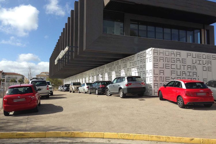 Vehículos aparcan sin ningún control en los accesos peatonales de la nueva Biblioteca Comarcal