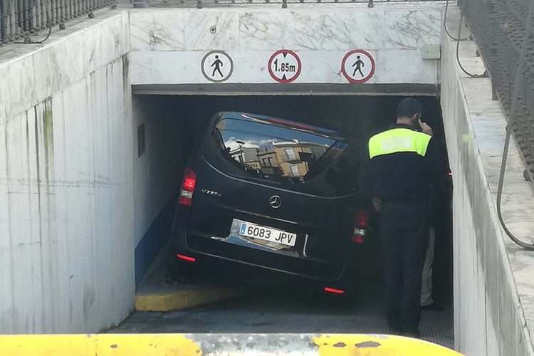 Una furgoneta cargada de turistas orientales se empotra en una entrada del parking del Socorro