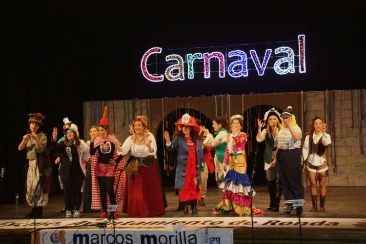 Colorido, arte y coplas llenaron de Carnaval el Teatro Espinel en la gala de agrupaciones