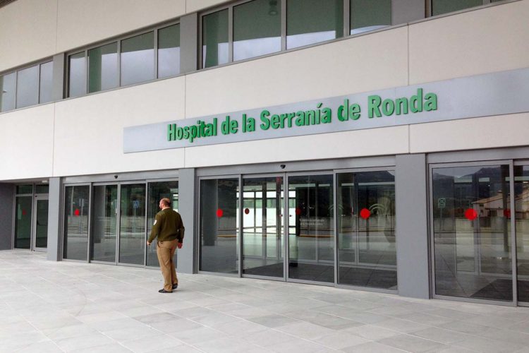 El nuevo Hospital ya luce en su entrada principal el nombre Serranía de Ronda