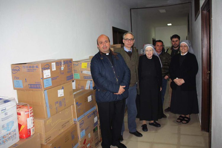 La Hermandad del Cristo de la Sangre entrega más de 700 kilos de material geriátrico a la Residencia de Ancianos