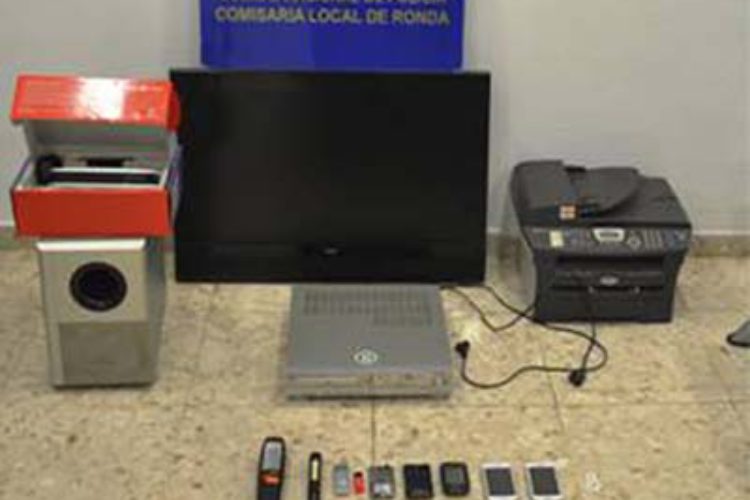La Policía Nacional detiene a los tres presuntos autores de diez robos en garajes
