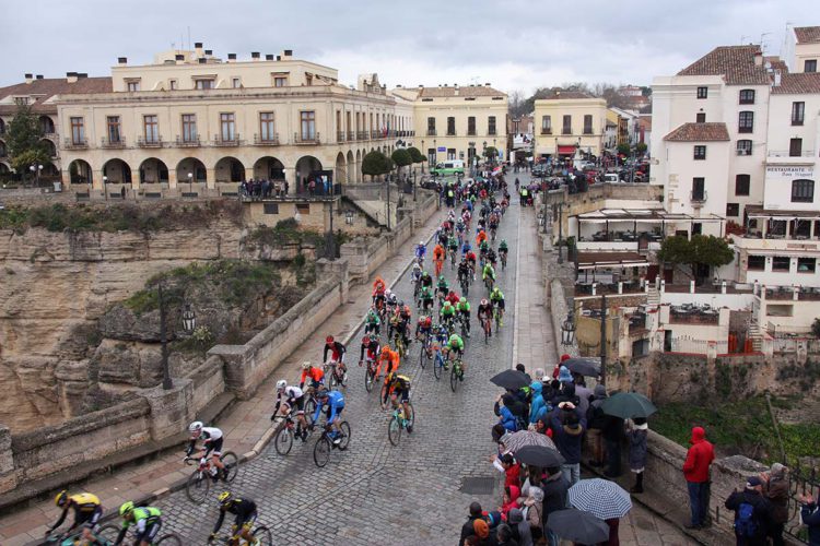 El pelotón de la Vuelta Ciclista a Andalucía deja una estela multicolor en Ronda