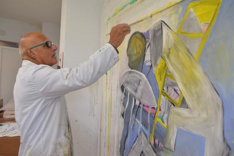Genalguacil, el pueblo museo, se convierte en la residencia permanente del reconocido pintor Carlos Re