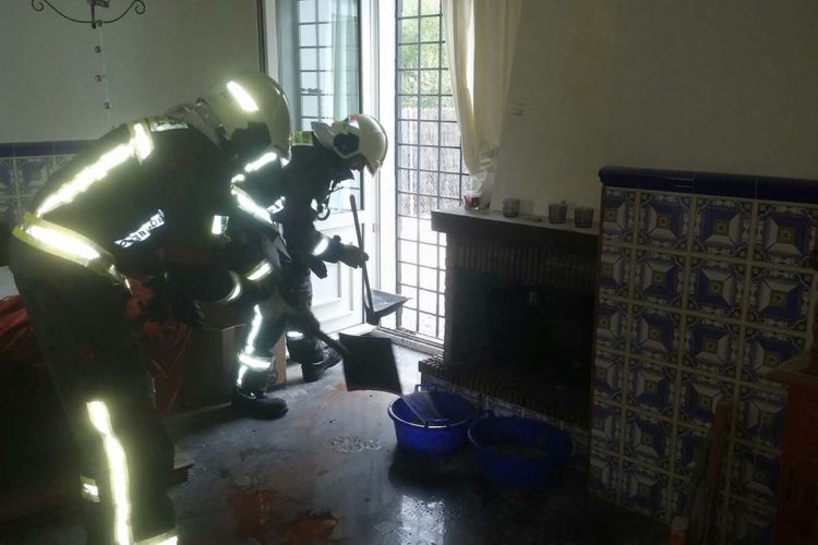 Tres personas resultan intoxicadas en Igualeja, entre ellas una menor, por la mala combustión de una chimenea