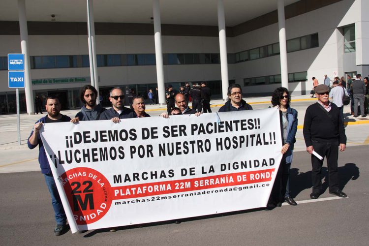 La Plataforma Nuevo Hospital ¡Ya! protesta ante Díaz y entrega en mano al consejero de Salud las carencias del centro