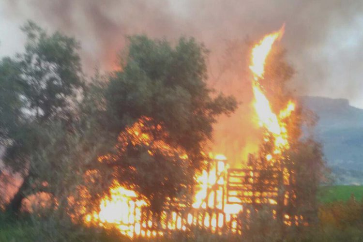Los bomberos apagan un incendio declarado en una casa de aperos de los Llanos de Aguaya