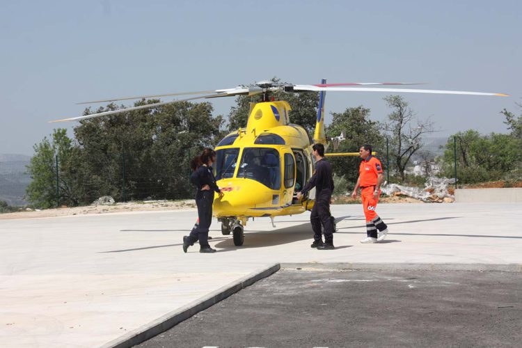 Aterrizan los primeros helicópteros de emergencias en la helisuperficie del Hospital que no está señalizada, ni acotada, y a escasos metros de coches aparcados