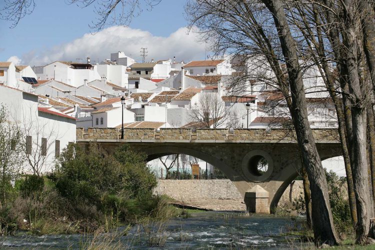 La Diputación redacta proyectos para renovar el alumbrado público en 12 municipios de la Serranía