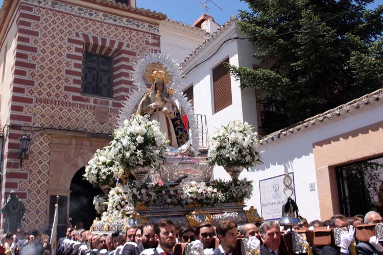 Día de luz y color para recibir a la Patrona, la Virgen de La Paz, que ha recorrido las calles de Ronda