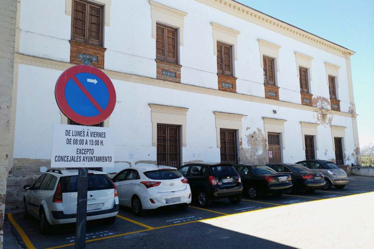 El Tripartito traslada los aparcamientos reservados para los concejales a una de las pocas zonas de sombra que tiene el parking El Castillo