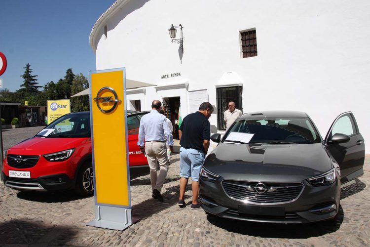 Garage 2000 saca a la calle los dos nuevos modelos de Opel: el Crossland X  y el Insignia para que los rondeños puedan contemplarlos de cerca