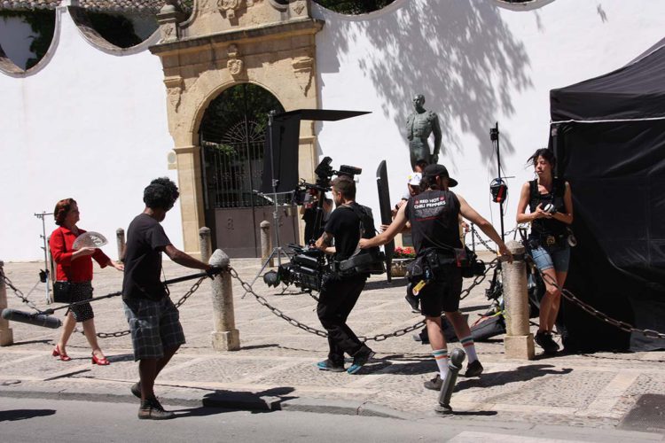 Comienza a rodarse en Ronda la película ‘Mi querida cofradía’, cuya directora es la cineasta rondeña Marta Díaz