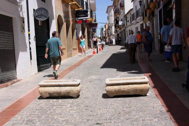 Paqui González decide mantener los cambios de tráfico en la calle Monterejas pese a las protestas de los vecinos y comerciantes