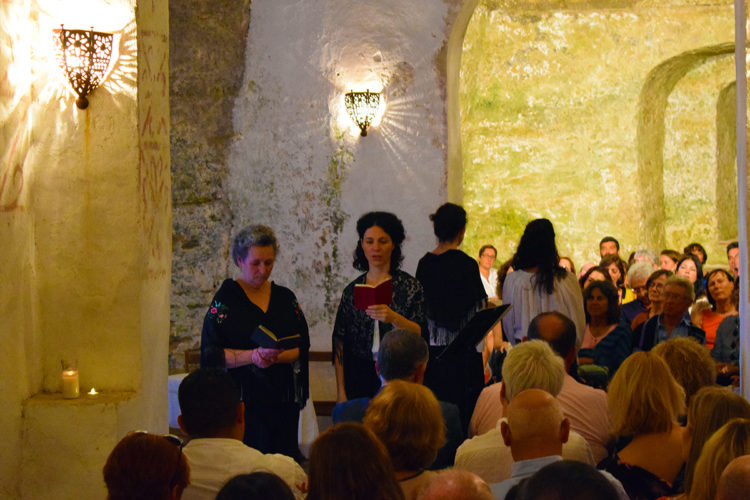 El grupo Cantaderas llenó la ermita rupestre de la Virgen de la Cabeza en su recital incluido dentro de la Semana de la Música