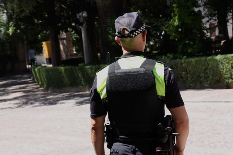 Agentes de la Policía Local muestran su malestar por tener que patrullar las calles sin chalecos antibalas, a pesar de estar España en nivel de alerta 4