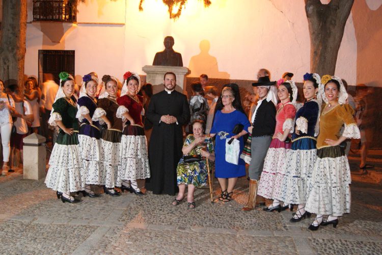 Numerosos fieles y amigos asistieron a la misa del décimo aniversario de la ordenación del sacerdote rondeño Salvador Aguilera