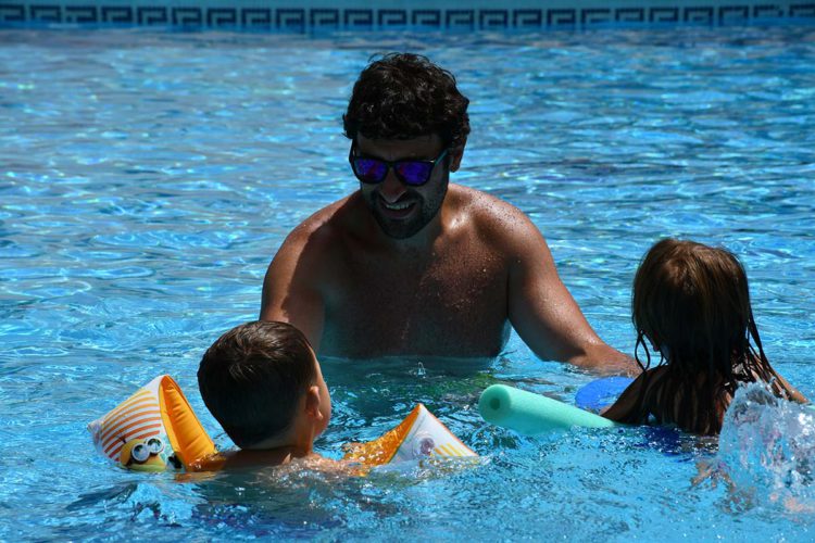 Parauta enseña a sus vecinos a nadar de forma gratuita en la piscina municipal