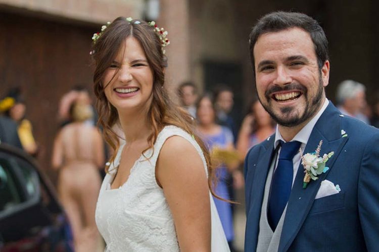 Alberto Garzón (IU) se casa con la rondeña Anna Ruiz vestido de esmoquin y ante 205 invitados