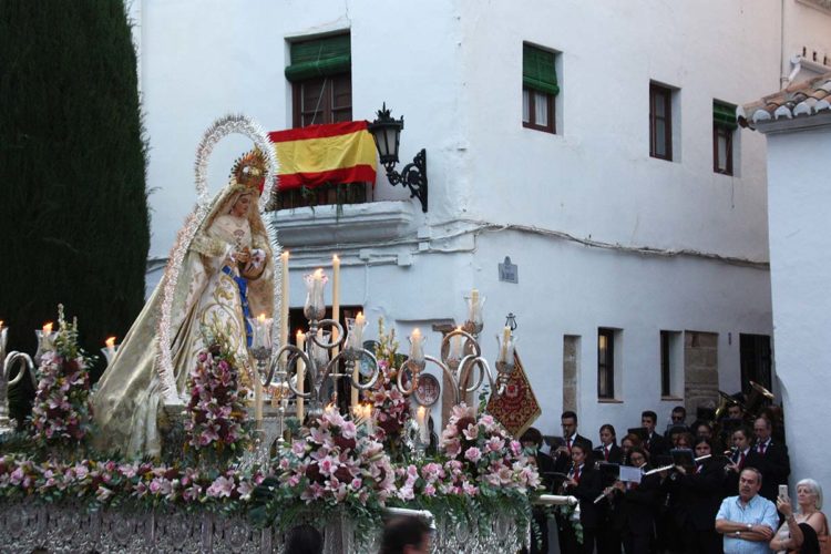 La procesión de la Virgen de la Aurora recorre el casco histórico acompañada por numerosos fieles