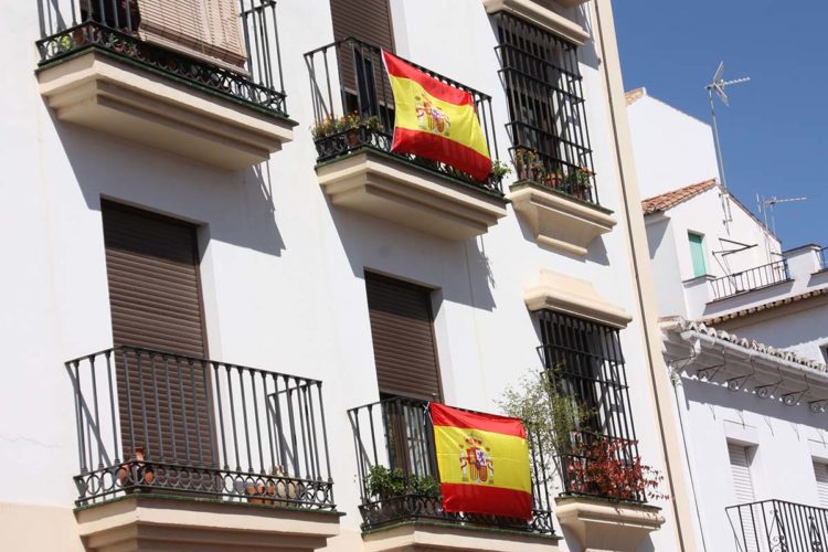 Numerosos rondeños colocan en sus balcones banderas de España para mostrar su rechazo al proceso ilegal de independencia en Cataluña