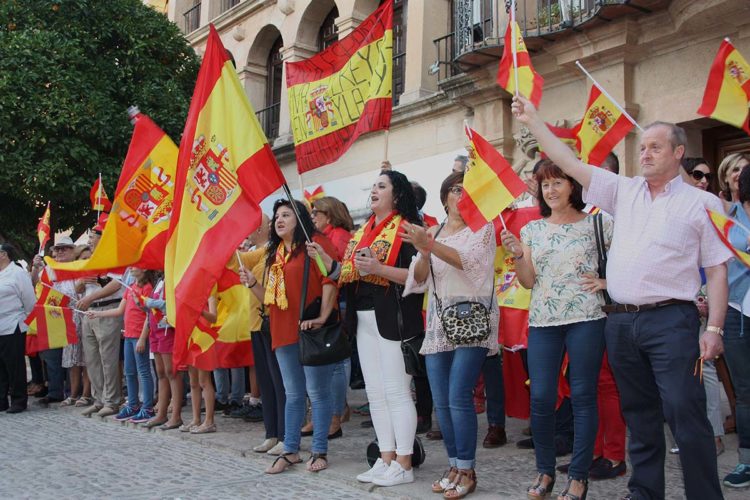 Unos 200 rondeños y rondeñas se concentran para defender la unidad de España y para apoyar a los cuerpos de seguridad
