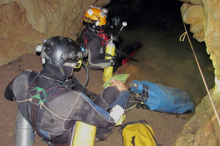 Rescatan a un espeleólogo que sufrió una descompresión cuando buceaba en una cueva de Parauta