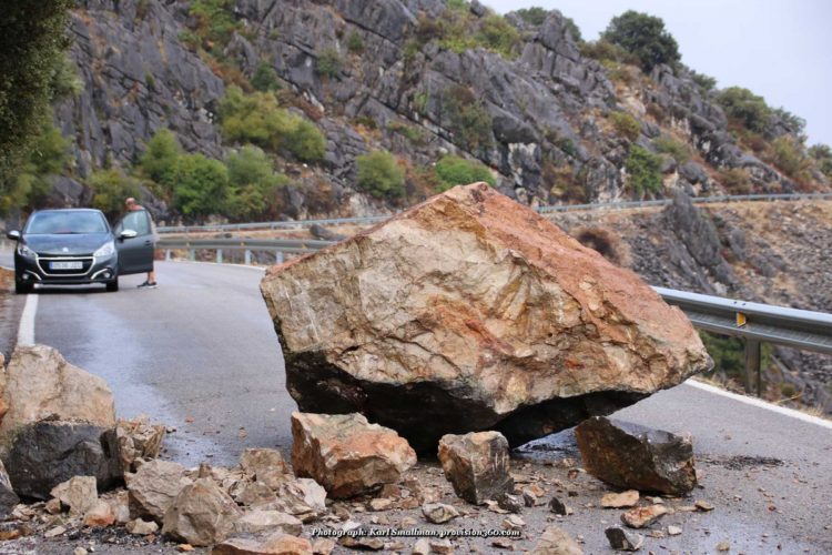 El desprendimiento de una gran roca provoca el corte de la carretera Benaoján-Cortes de la Frontera