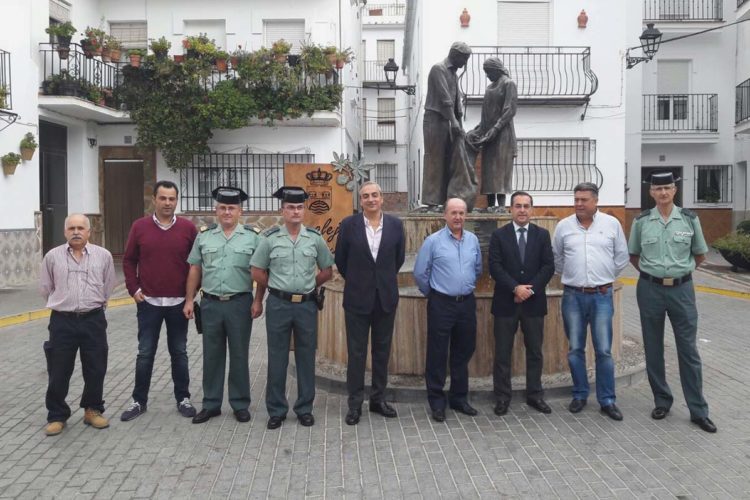 El subdelegado del Gobierno y los alcaldes del Valle del Genal estudian medidas para evitar los robos de castañas