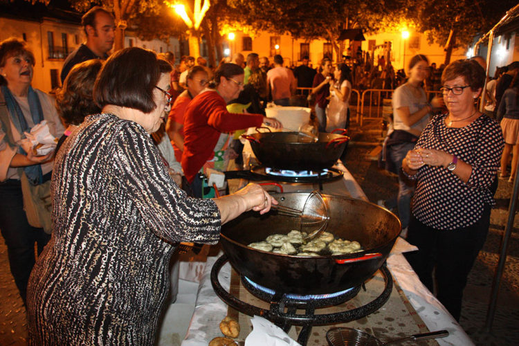 El barrio de San Francisco organiza su tradicional tostón de castañas con motivo del día de Todos los Santos