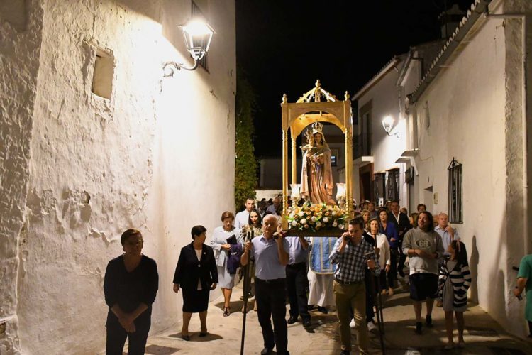 La Virgen ‘Chica’ del Rosario de Cartajima recupera su antiguo trono y sale en procesión