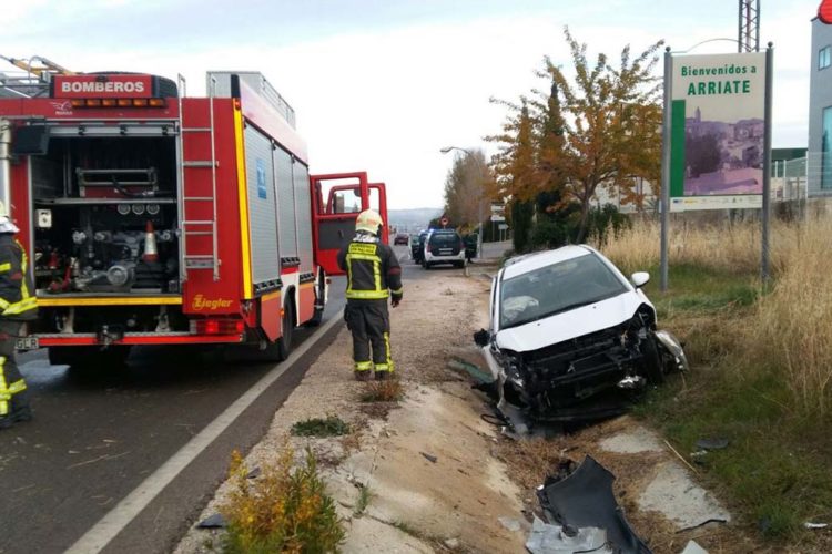 Una joven queda atrapada en su vehículo tras sufrir un accidente en la carretera Ronda-Arriate y tiene que ser rescatada por los bomberos
