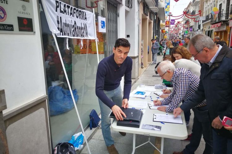 Numerosas personas reclaman este sábado con sus firmas una autovía entre Ronda y Málaga
