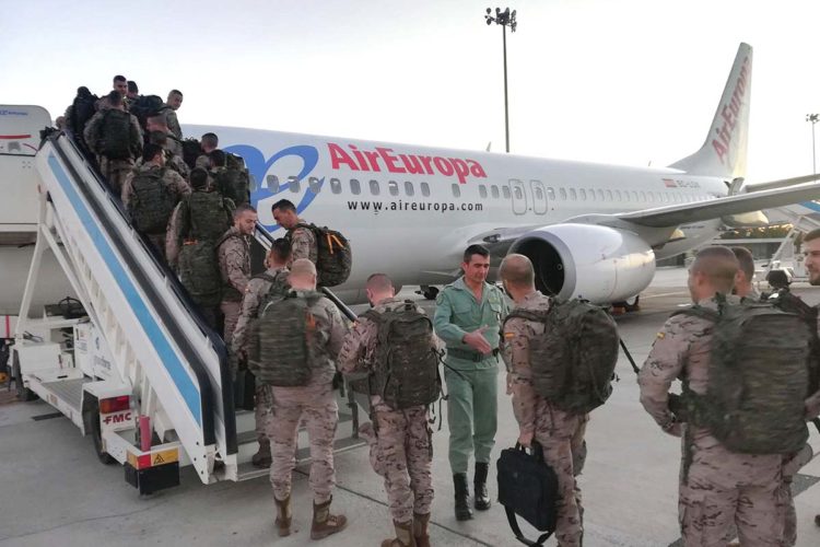 Una unidad de legionarios de Ronda parte desde el aeropuerto de Málaga para su misión de seguridad en Mali