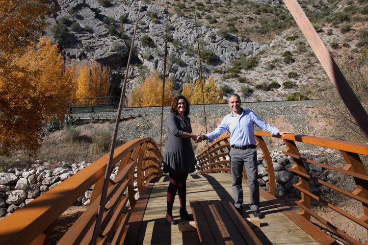 La Diputación instala el nuevo puente de la Cueva del Gato que será inaugurado a principios de diciembre
